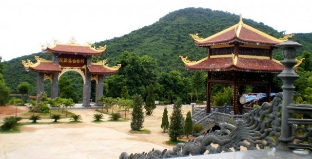 Gác chuông và cổng tam quan - Thiền viện Trúc Lâm Bạch Mã
