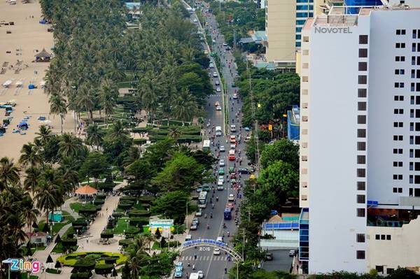 Thành phố Nha Trang nằm ở ven biển và là trung tâm chính trị, kinh tế, văn hóa, khoa học kỹ thuật và du lịch của tỉnh Khánh Hòa. Nha Trang được công nhận là đô thị loại 1 từ ngày 22/4/2009. Đây là một trong các đô thị loại 1 trực thuộc tỉnh của Việt Nam. 