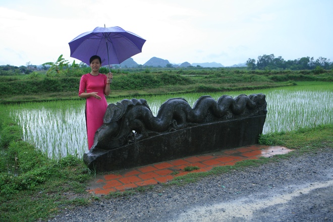 Rồng đá bị mất đầu hiện được đặt ở trung tâm tòa thành. Rồng nằm song song hai bên đường đi xuyên qua thành nối từ cổng Nam lên cổng Bắc.