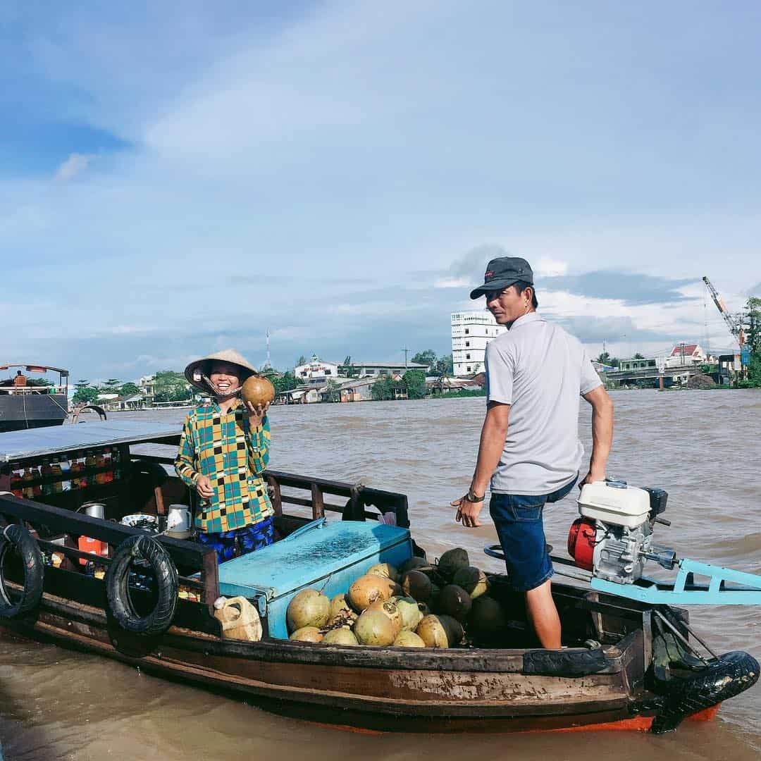 Dẫu bận rộn nhưng nụ cười luôn thường trực trên môi những người dân ở chợ nổi Cái Răng