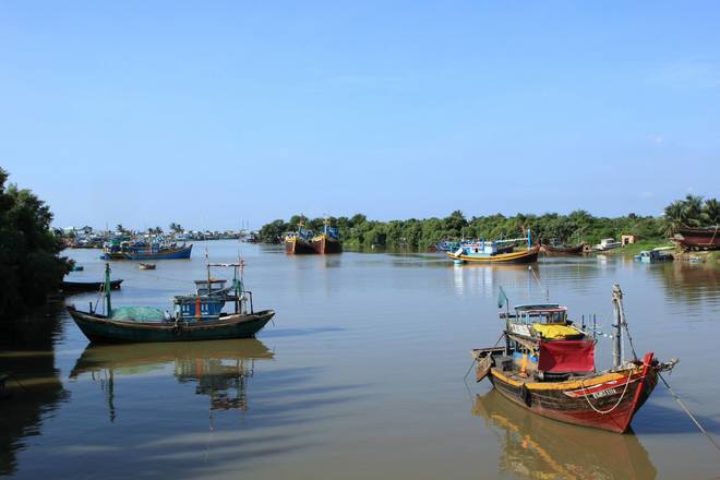 Một buổi sáng thanh bình nơi cửa sông, ngư dân neo thuyền để nghỉ ngơi sau những chuyến đi biển kéo dài.