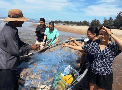 Mua tôm cá tươi ngay tại bờ biển