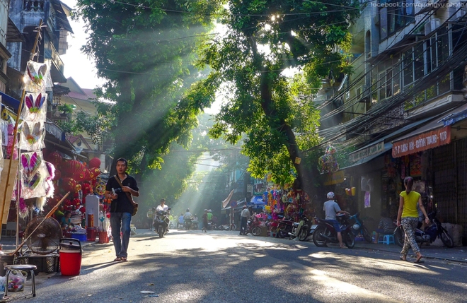 Mùa thu Hà Nội là một đề tài yêu thích không chỉ của thơ văn mà còn cả nhiếp ảnh. Đến hẹn lại lên, nắng thu rực rỡ trải khắp ngõ phố Hà Nội luôn là nguồn cảm hứng của nhiều nhiếp ảnh gia