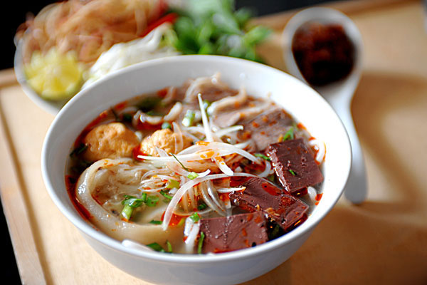 Bún bò Huế đậm đà hương vị cố đô.