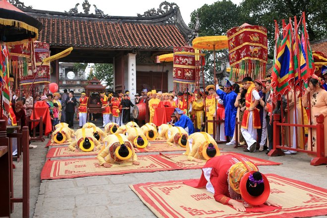 Ngày chính hội được bắt đầu bằng nghi thức đại tế và lễ rước. Lễ tế được tiến hành trong tiếng nhạc của phường bát âm, trước là các chức sắc, sau đó là dân làng thay phiên nhau cầu nguyện, phù hộ cho bà con làm ăn được thịnh phượng, an hưởng cảnh thái bình.