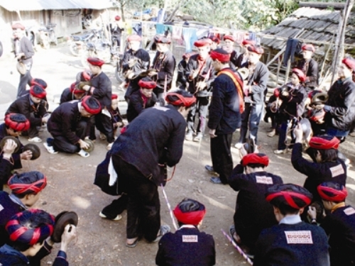 Có nơi nam giới đứng thành vòng tròn, hai người một quay mặt vào nhau để múa bắt rùa. Mỗi người cầm một đồ vật nào đó có thể tạo ra âm thanh theo mỗi điệu nhảy. Khi chân phải bước lên trước, chân trái khụy gối thấp hơn thì đồng thời hai tay cầm nhạc cụ gõ vào nhau.