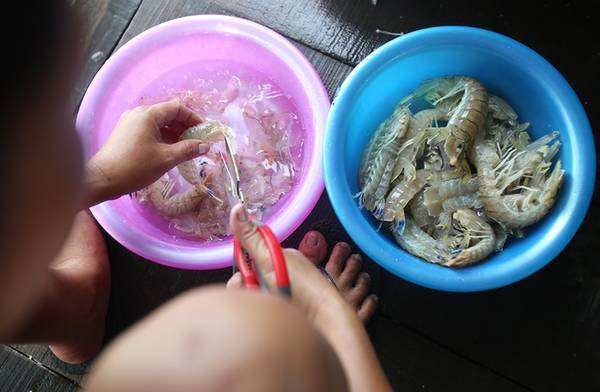 Món ăn phải thử đầu tiên khi đến vùng biển này đó là bề bề (tôm tích). Loài hải sản này có ở vùng biển Quảng Ninh, Hải Phòng, Vũng Tàu,...nhưng điều đặt biệt để du khách nhớ đến đó là hải sản được bắt từ biển lên và chế biến luôn. Bề bề rang muối, cháy tỏi và bề bề hấp chấm với muối chanh ăn thơm và thịt ngọt. Giá một kg là 350.000 đồng.