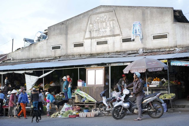 Khi vào đồi trà (Công ty cổ phần trà Cầu Đất- Đà Lạt), bạn nên chạy xe chậm, đến khu vực nhà máy sản xuất, xin gửi xe để vòng ra tham quan đồi trà. Luôn có rất nhiều du khách trẻ tìm đến để tham quan, chụp ảnh lưu niệm nên các công nhân hái trà đều quen và đều vui vẻ cho phép chụp ảnh.