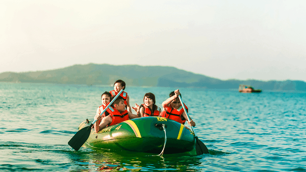 Chèo thuyền du lịch trên biển bãi dài Nha Trang