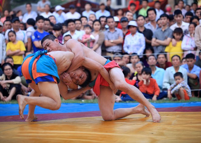 Sới vật ở hội luôn sôi động hấp dẫn với các đô vật là thanh niên, trai tráng trong vùng.