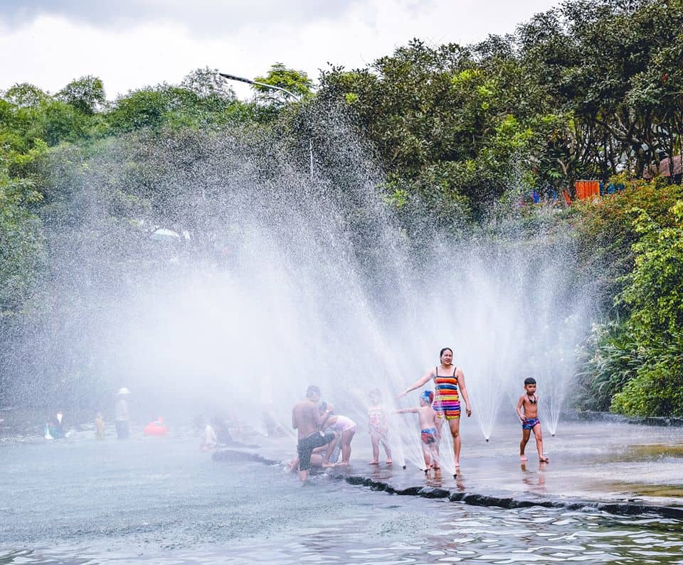 Tắm suối là hoạt động cực kỳ thú vị ở KDL Suối Mơ - Nguồn ảnh: Fanpage công viên Suối Mơ