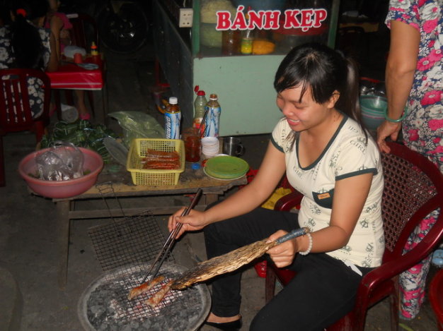 Khi hai mặt miếng bánh chuyển sang màu vàng, nhanh tay lấy ra để vào chiếc đĩa chuẩn bị sẵn