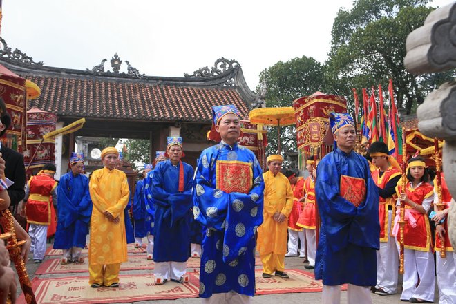 Từ lâu trong dân gian đã lưu truyền câu: “Chết thì bỏ con bỏ cháu, sống thì không bỏ mồng sáu tháng Giêng” để nói lên sự hấp dẫn của lễ hội Cổ Loa. Xưa kia hội bắt đầu từ mồng 6 đến hết ngày 18 tháng Giêng. Tương truyền khai hội là ngày An Dương Vương lên ngôi, khao toàn bộ binh sĩ. Do đó, để nhớ ngày long trọng ấy dân Cổ Loa cũng nhau rước kiệu mở hội đông vui cả một vùng.