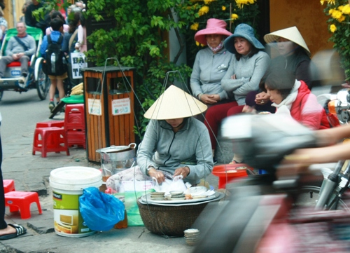 Một gánh hàng ăn vỉa hè ở ngã tư phố cổ