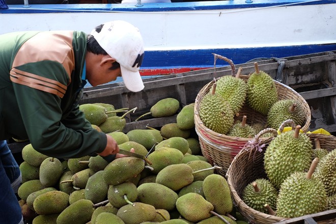 Chợ không chỉ có các ghe thuyền bán hoa quả mà còn có những người bán đồ ăn, đồ dùng. Nhiều gia đình sống trên thuyền từ thế hệ này sang thế hệ khác, mọi hoạt động sinh hoạt đều diễn ra trên sông.