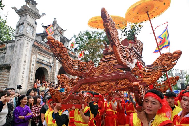 Làng Cổ Loa (huyện Ðông Anh, Hà Nội) gồm 12 xóm nhưng hội Cổ Loa là của chung một cụm 8 làng (ngày trước gọi là Bát Xã) gồm: Ðài Bi, Sàn Dã, Cầu Cả, Mạch Tràng, Văn Thượng, Thư Cưu, Cổ Loa, Xép. Cả 8 làng này đều thờ Thục Phán nên đều tham gia tổ chức hội. Trên đây là nghi lễ rước thần của tám làng.