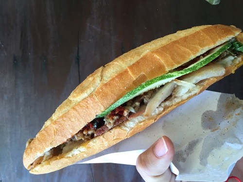 Bánh mì Phượng số 2 Phan Chu Trinh với giá 10.000 đồng một ổ.