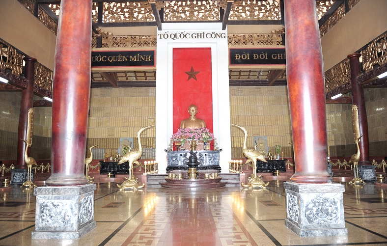 Đền chính đặt tượng Hồ Chí Minh và dòng chữ "Tổ quốc ghi công"