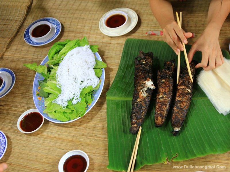 Món ngon Cà Màu: Cá lóc nướng trui.