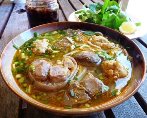 Bún Bò Bún bò Nha Trang có sợi bún to, hòa lẫn trong thứ nước canh mang hương vị rất đậm đà, thơm mùi mắm ruốc, sóng sánh nổi váng màu vàng của ớt, đủ để làm thực khách phải xuýt xoa và đã đời vì cái vị cay nồng. Bên cạnh đó, một tô bún bò còn trở nên phong phú hơn nhờ có thêm tiết luộc, khoanh giò heo hoặc một khúc đầu móng giò béo ngậy. Địa chỉ tham khảo: Bún bò O Thi đường Phan Chu Trinh Bún bò số 10 57 Lê Thành Phương Bún bò Nam Giao 4B chung cư Phan Bội Châu Bún bò 116 Bạch Đằng với Ngô Đức Kế