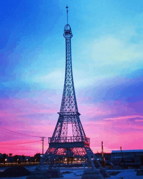 Tháp Eiffel được làm bằng sợi thủy tinh