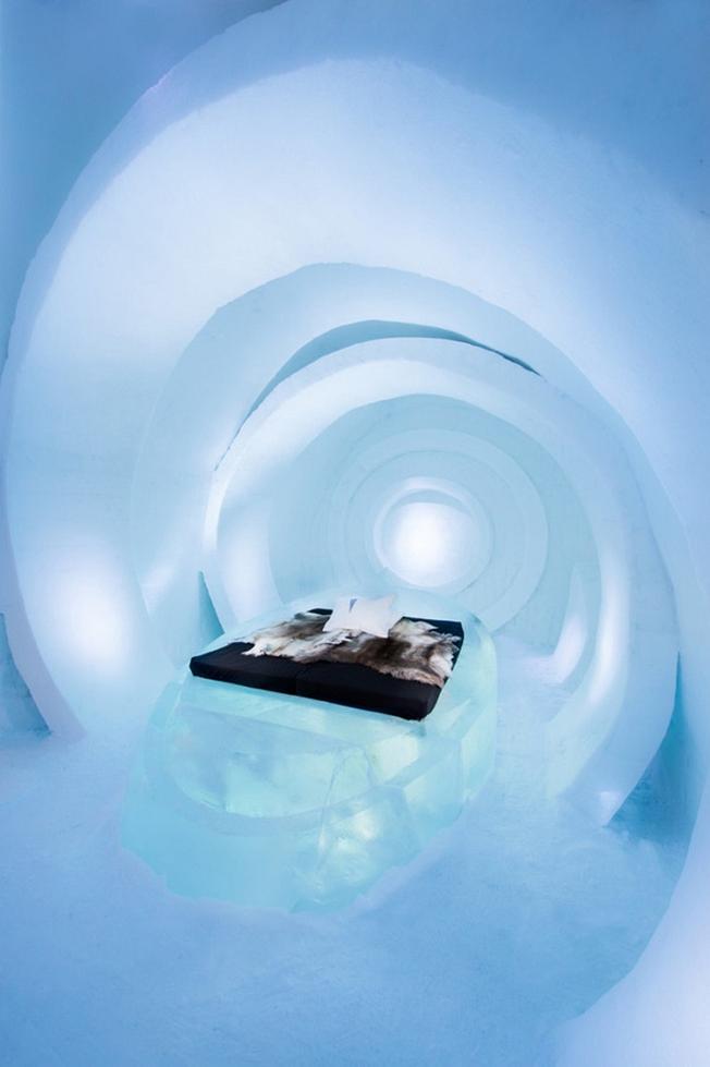 Tuy nhiên mới đây, Ice Hotel đã lên kế hoạch sử dụng năng lượng mặt trời để có thể duy trì khách sạn quanh năm, đồng thời giảm thiểu lượng khí thải và bảo vệ thiên nhiên trong khu vực