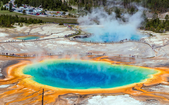 Grand Prismatic nằm trong vùng Geyser Basin Midway, là suối nước nóng lớn nhất tại công viên quốc gia Yellowstone và lớn thứ ba trên thế giới. Tên gọi của nó được đặt theo màu sắc nổi bật mà chúng hòa quyện: xanh da trời, xanh lá cây, vàng, cam, vàng, đỏ và nâu, gần giống như một cầu vồng.