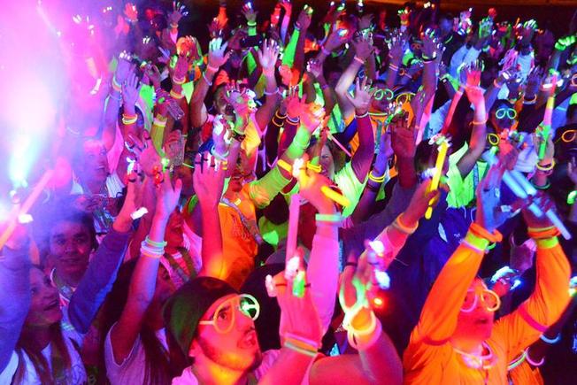 Neon Party – bữa tiệc của màu sắc