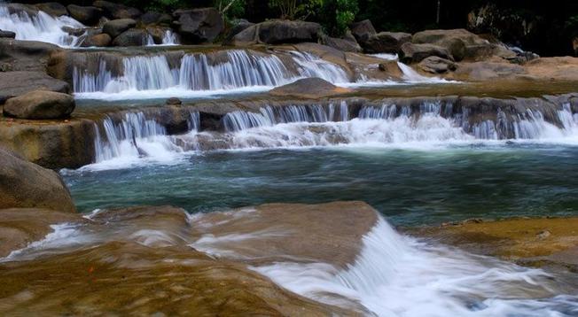 Thác nước đêm ngày chảy từ dòng suối Ba Hồ