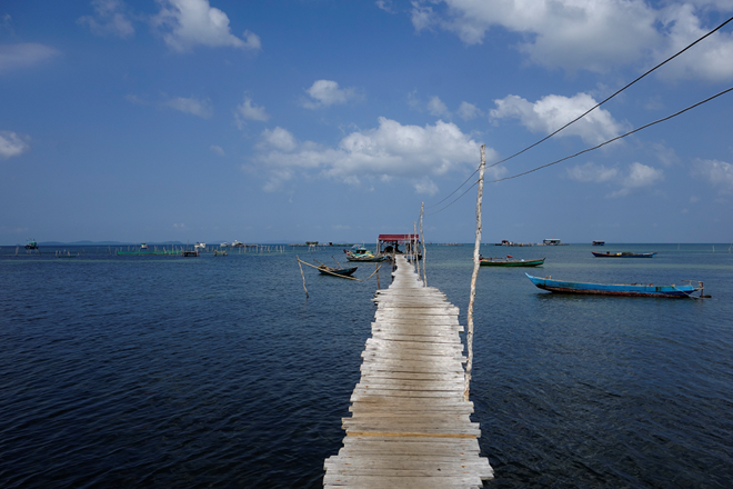 Nằm ở phía bắc đảo, Rạch Vẹm là một làng chài tương đối nhỏ, với 170 hộ dân, chủ yếu làm nghề chài lưới. Ấp Rạch Vẹm cách thị trấn Dương Đông khoảng 20 km. Bạn có thể di chuyển đến đây bằng xe máy hoặc xe ô tô.