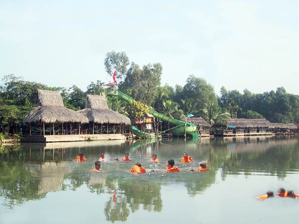 Bơi lội trong khu sinh thái