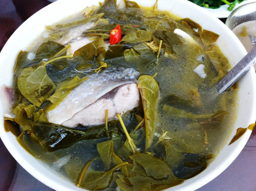 Món canh chua lá vang