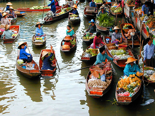 Chợ nổi Cái Bè.