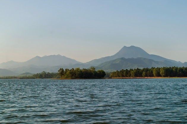 Sông nước bao la, mênh mông bát ngát một màu xanh thăm thẳm