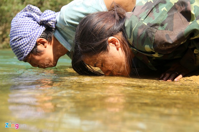 Do ban đầu đánh giá thông tin chưa chuẩn xác, chúng tôi không có sự chuẩn bị chu đáo, không mang theo lương thực, nước uống. Vậy nên, ngụm nước đầu tiên tại dòng sông Nho Quế quá đỗi tuyệt vời. Lúc này, có thời gian nghỉ ngơi tiếp nước, sức khỏe các thành viên trong đoàn phục hồi phần nào.