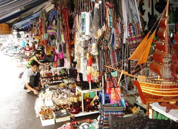 Hàng quán ở chợ đầm