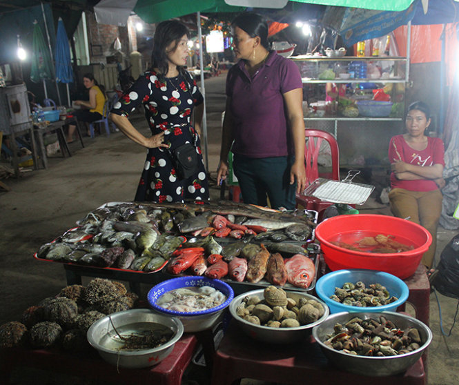 Hải sản tươi được bày bán ở "xóm nướng" đêm Lý Sơn 