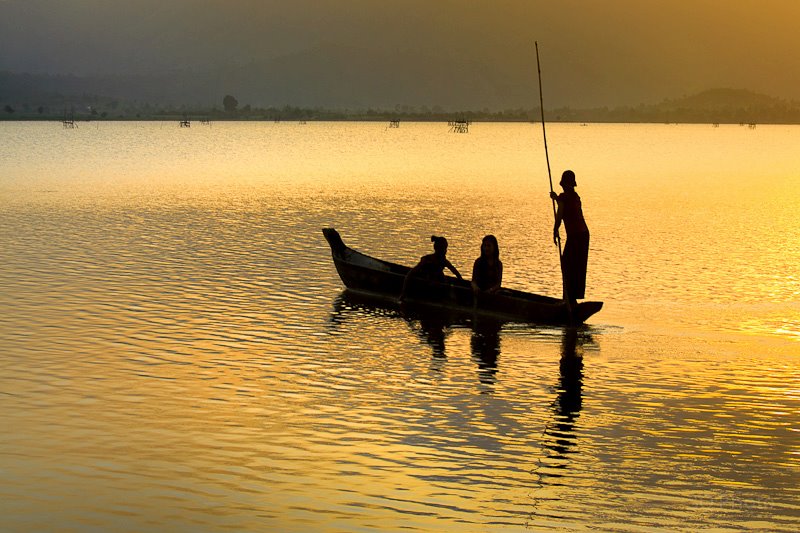 Chèo thuyền khám phá hồ Lắk