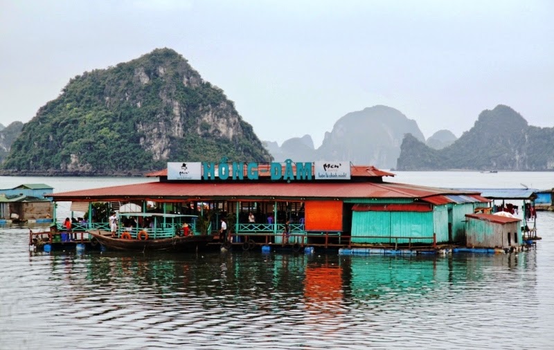 Nhà hàng trên bè nổi