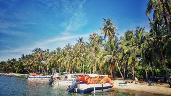 Đi dọc vịnh Nha Trang, đầm Nha Phu, chúng tôi nhanh chóng đến thị trấn Vạn Giã - Vạn Ninh - Khánh Hòa để kịp đón tàu lúc 9h đi đảo Điệp Sơn. Là hòn đảo nằm chơi vơi giữa vịnh Vân Phong gồm 3 đảo chính, từ 2 năm trở lại đây, Điệp Sơn nổi lên như một địa điểm check-in đáng mơ ước trong giới phượt thủ. Từ cảng Vạn Giã, chúng tôi đón chuyến tàu gỗ Phượng Đồng của người dân để bắt đầu hành trình khám phá Điệp Sơn.