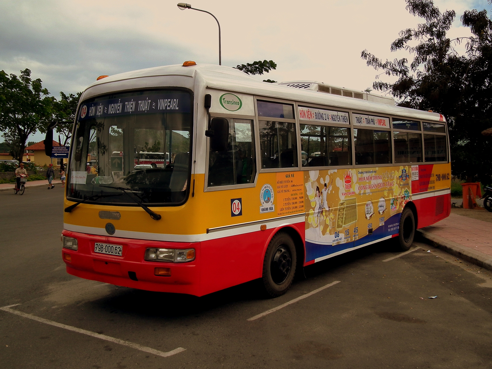 Bus nội thành. 