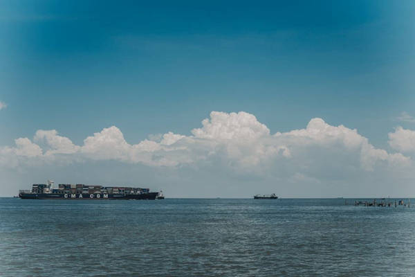 Từng con tàu ra khơi , khuất dần vào đường chân trời phía xa xa, làm lòng người có một chút luyến tiếc, vấn vương.