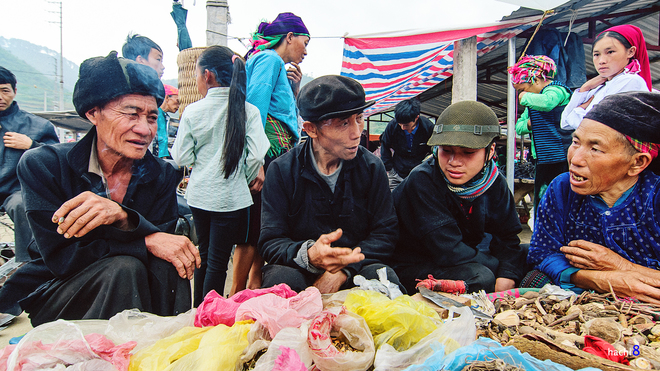 Không khí buôn bán ở chợ Đồng Văn.