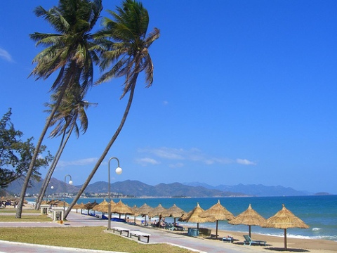 Bãi biển Nha Trang trong nắng ấm