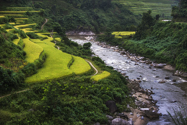 Khi chiều xuống, bạn hãy men theo những con đường mòn bên bờ suối để cảm nhận được hết thiên nhiên vừa trữ tình vừa lãng mạn ở đây.