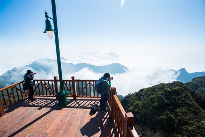 Ngày nay tại đỉnh fansipan đã được xây dựng chỗ ngắm cảnh để du khách dễ dàng chiêm ngưỡng khung cảnh phía dưới 