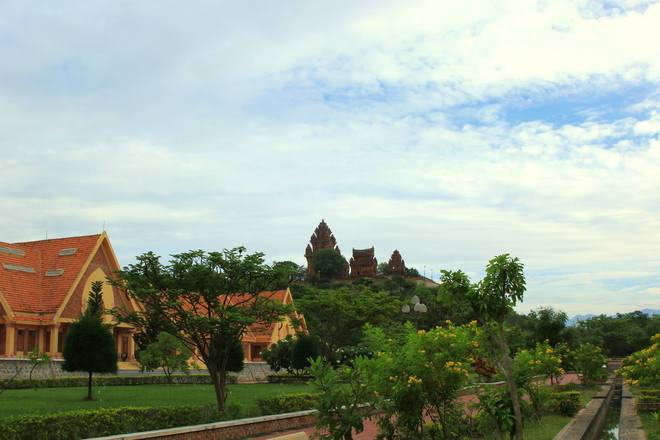 Thành phố Phan Rang – Tháp Chàm, trung tâm hành chính và kinh tế của tỉnh Ninh Thuận có tên xuất xứ từ cụm đền tháp Po Klong Garai ở phía bắc. Tỉnh Ninh Thuận có 3 cụm tháp còn được gìn giữ và bảo tồn đến ngày nay.