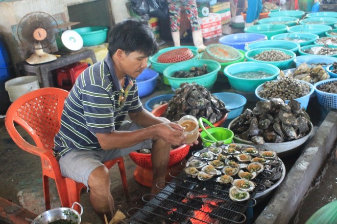 Bên cạnh việc lựa chọn hải sản tươi ngon, du khách nếu không có điều kiện nấu nướng tại chỗ, có thể mua các món đã được chế biến sẵn để thưởng thức ngay hoặc mang ra biển hóng gió và nhâm nhi.