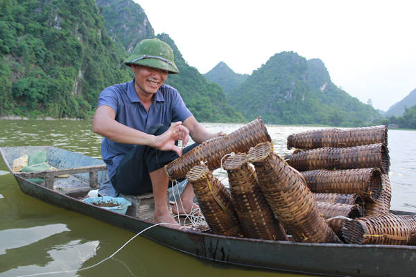 Du lịch Hà Nội - Chiều chiều, người dân sống xung quanh hồ lại đi đặt tó bẫy tôm.