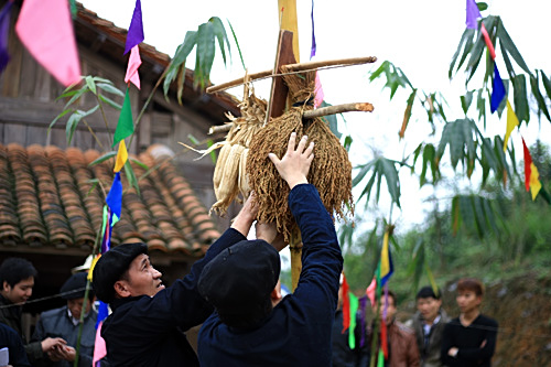 ​Lễ hội Gầu Tào, lễ hội này vào sáng mùng 1 Tết.